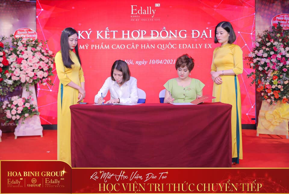 KÝ KẾT HỢP ĐỒNG ĐẠI LÝ NGAY TRONG LỄ RA MẮT HỌC VIỆN TRI THỨC CHUYỂN TIẾP HBG 